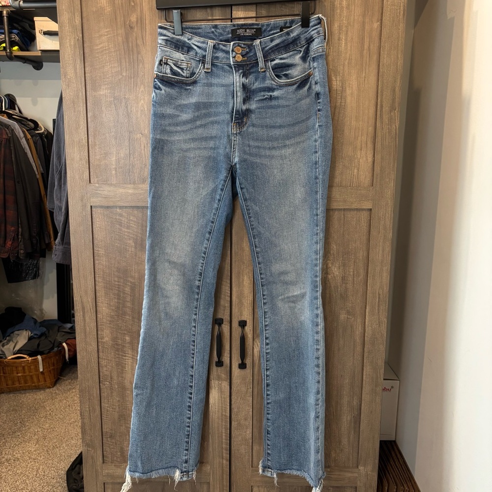 JUDY BLUE Double Button Bootcut Jeans frayed hem - Picture 2 of 10